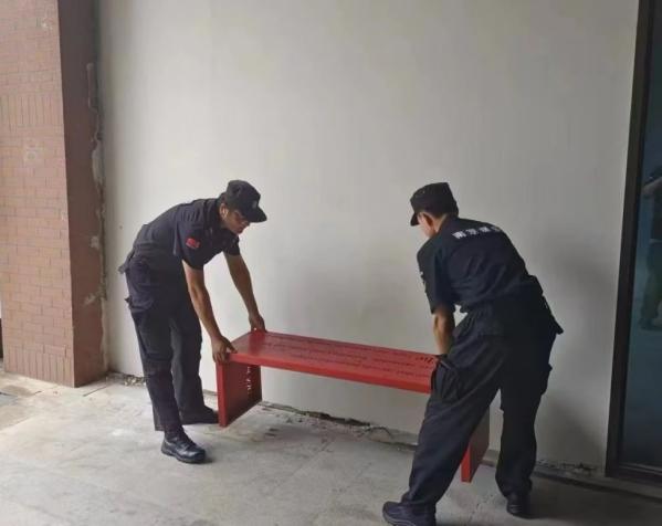 C:/Users/BA/Desktop/風(fēng)雨過后南京保安迅速行動(dòng)，恢復(fù)安“寧”面貌/6.jpg6