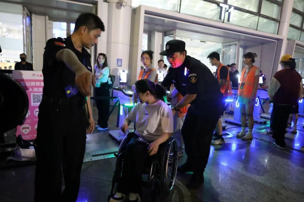 C:/Users/Administrator/Desktop/“安保鐵軍、硬核保障”2024系列報(bào)道四十二——南京市保安服務(wù)有限公司成功護(hù)航張碧晨「今兒個(gè)開心」十周年巡回演唱會(huì)南京站安保任務(wù)/5.jpg5