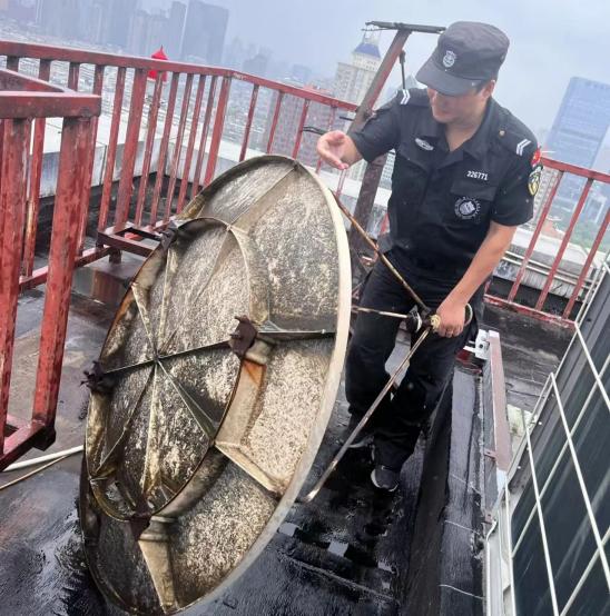 C:/Users/BA/Desktop/風(fēng)雨過后南京保安迅速行動(dòng)，恢復(fù)安“寧”面貌/11.jpg11