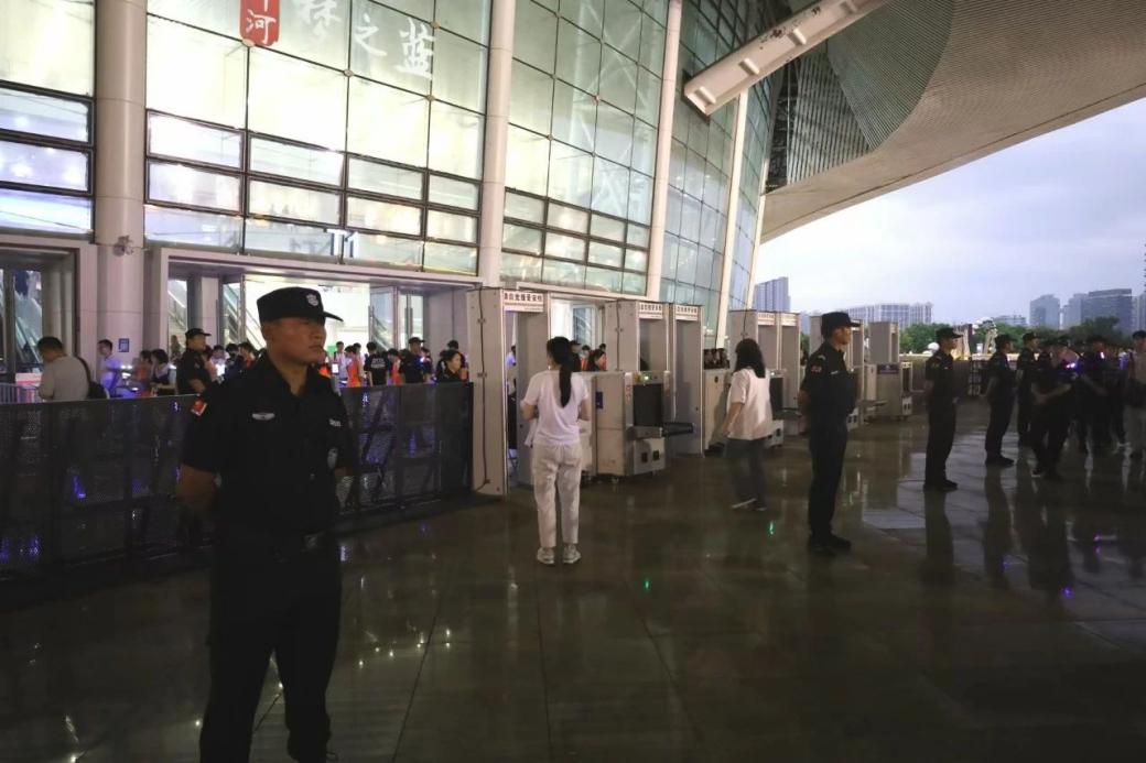 C:/Users/Administrator/Desktop/“安保鐵軍、硬核保障”2024系列報(bào)道四十二——南京市保安服務(wù)有限公司成功護(hù)航張碧晨「今兒個(gè)開心」十周年巡回演唱會(huì)南京站安保任務(wù)/3.jpg3
